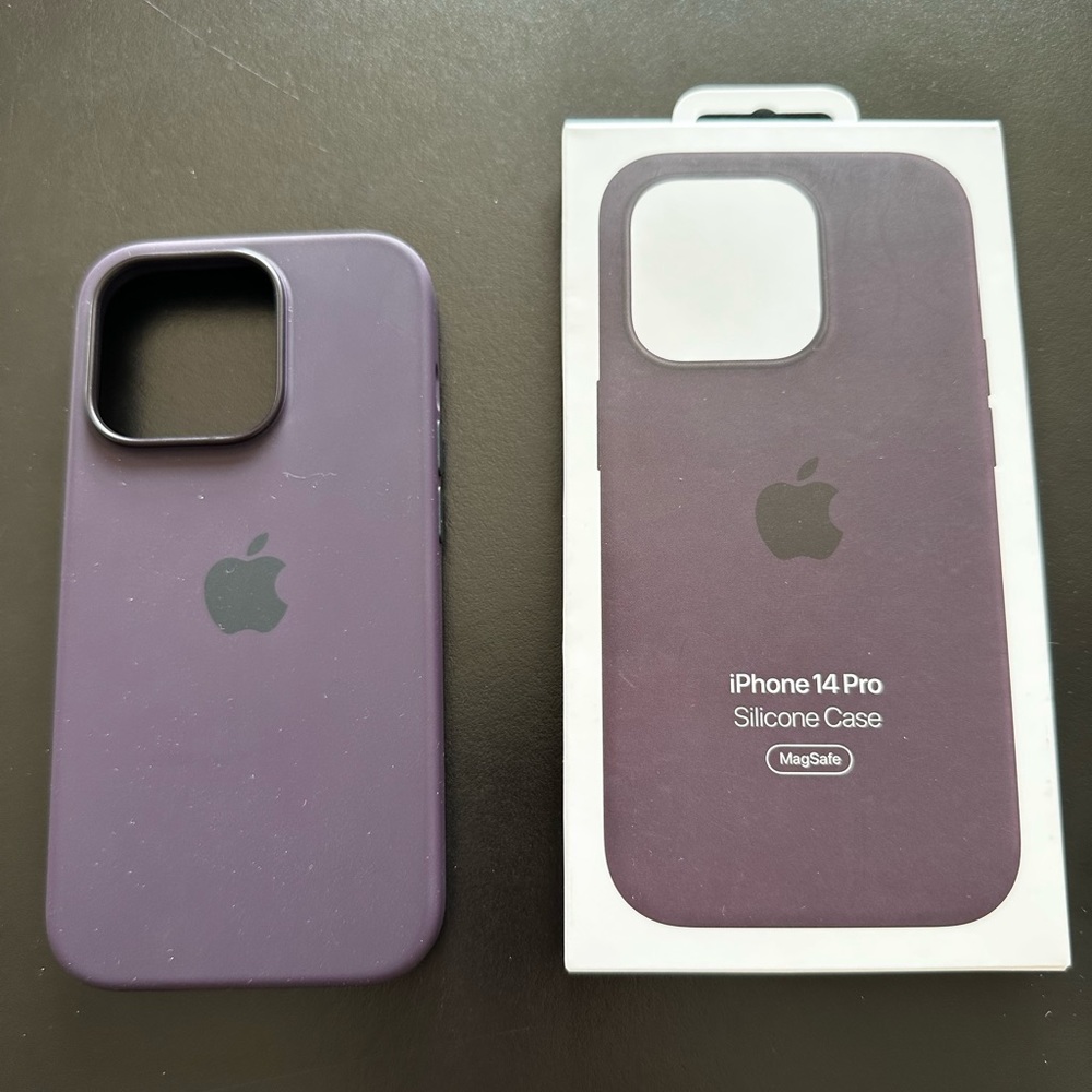 Apple iPhone 14 Pro Silicone case with MagSafe - Elderberry